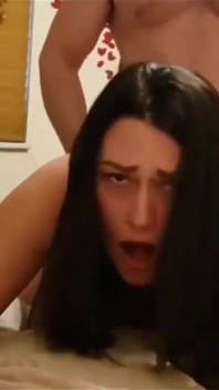 Namorada de 24 anos fode homem mais velho de quatro