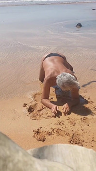 Ladysilva na praia de calcinha muito sexy sua bunda grande