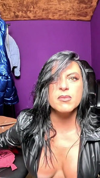 Dominantní kožená milfka whoopee polštář fetiš. Lesklý pvc zadek, hlasité prdivé zvuky a špinavé sezení