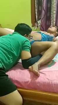 란제리를 입은 섹시한 마누라와 섹스하는 발정난 팬디트 하드코어