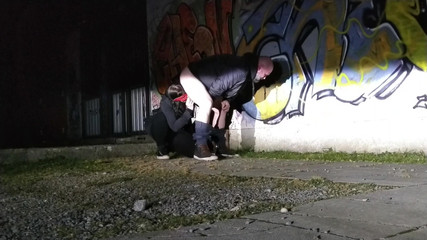 Toilet Mommy: Expunere În Aer Liber Fata Linge Fundul Tipului