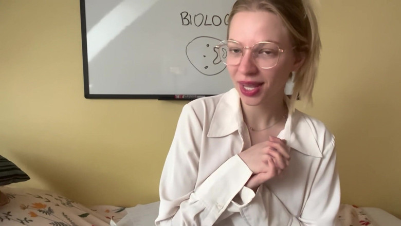 Goddess_Bella_Rae: {benutzerdefinierte Anfrage} Brattige lehrerin schikanscht dich und nimmt das geld...