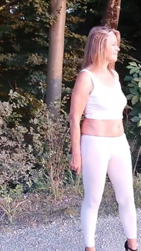 Bionda matura cammina fuori con leggings attillati!