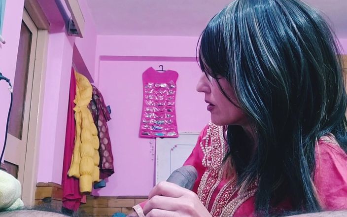 Bolly Karma: Sevgili orta yaşlı seksi kadın yarağa dokunuyor ve sigara içerken...