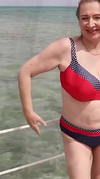 Jeu de rôle : Je suis sous la douche. Tu me vois sur la plage, je danse et flirte avec toi et tu me suives dans ma chambre