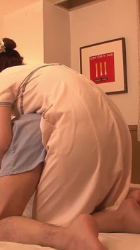 A Massage Parlor Where, When She Saw His Embarrassingly Erect Cock, She Couldn't Stop and Went on the Spot!