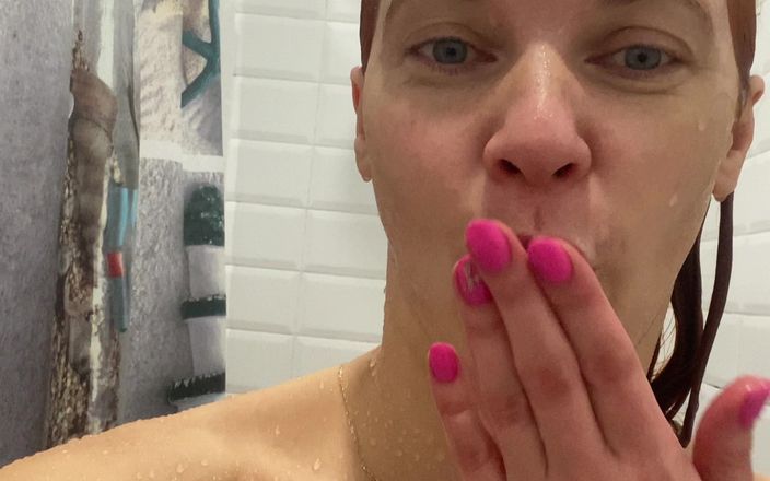 Miodelka: Une rousse se lave sous la douche et montre ses...