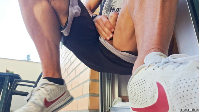 Hotsportfitboy: 발코니에서 위험한 정액 - 거의 걸렸어
