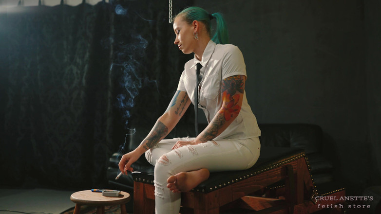 Cruel Anettes fetish world: Fumante com solas sujas 4K