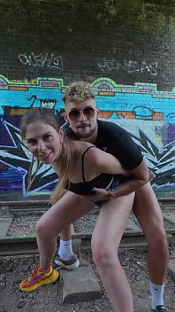 Alice Maze Neprail. Opgehaald En Geneukt Op Het Treinstation