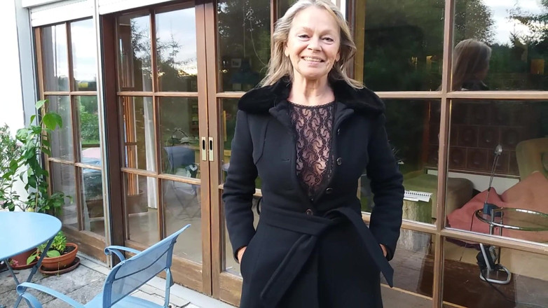 martinawest: Olgun Bir Kadın, Dantel Bir Vücut Takımıyla Dışarıda Kendini Gösteriyor!