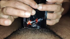 Sudut pandangan pertama melancap kondom dan menunggang batang besar