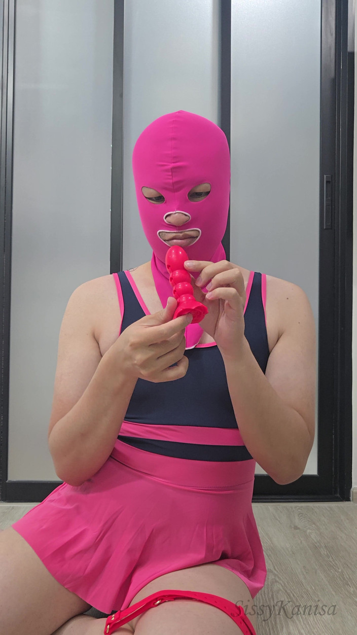 SissyKanisa: Sissy Kanisa packt ihr neues spielzeug aus. Rose, mundplug, dildo