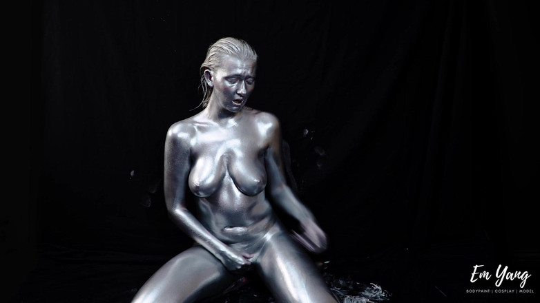 Em Yang: Celé tělo, stříbrná barva na tělo a sólo hra