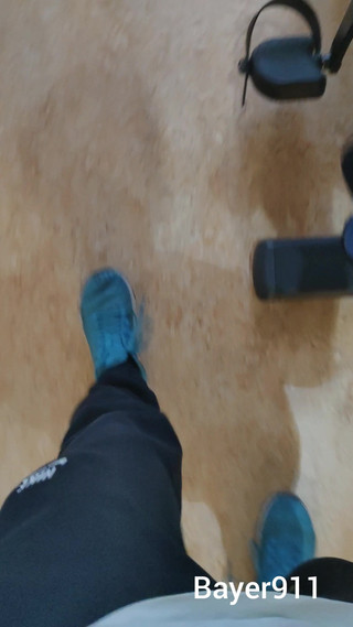 Bayer911: Bílý hubený chlapec riskantní honění v tělocvičně WC od otevřených...