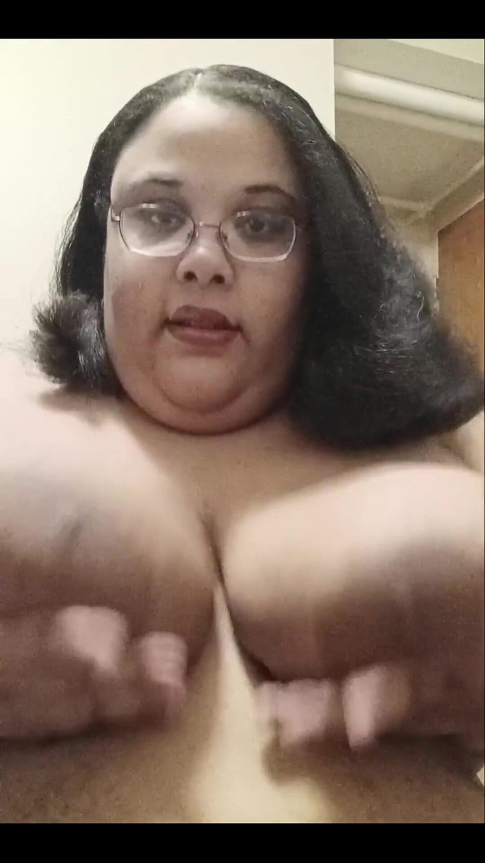 Jessica pigslut: mahu bermain dengan tetek saya?