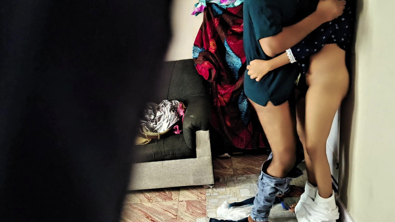 Parizadi: Une étudiante indienne à la chatte étroite se fait baiser par une grosse...