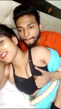 desi larki neha romantik chunban premi stan dabaati hai aur kee vidiyo dekh rahi hai