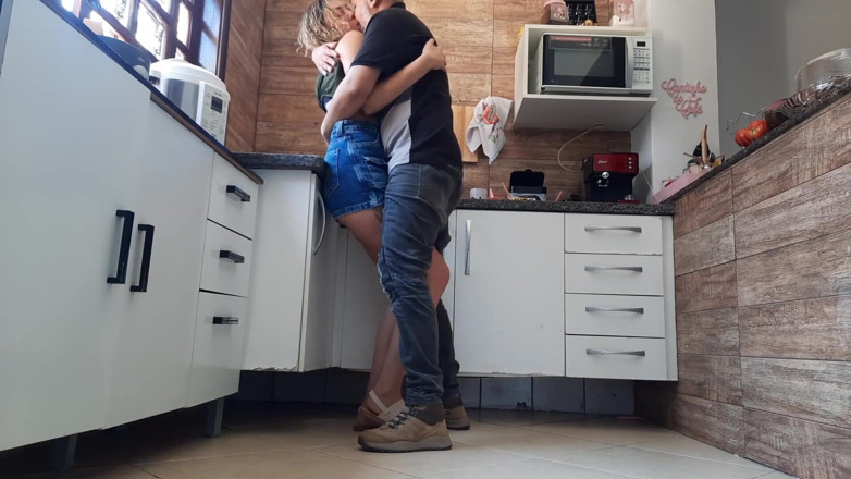 Gabi SweetCouplesStories: 그녀의 연인이 그녀에게 키스하는 동안 그녀는 전화로 바람난 남편에게 이야기