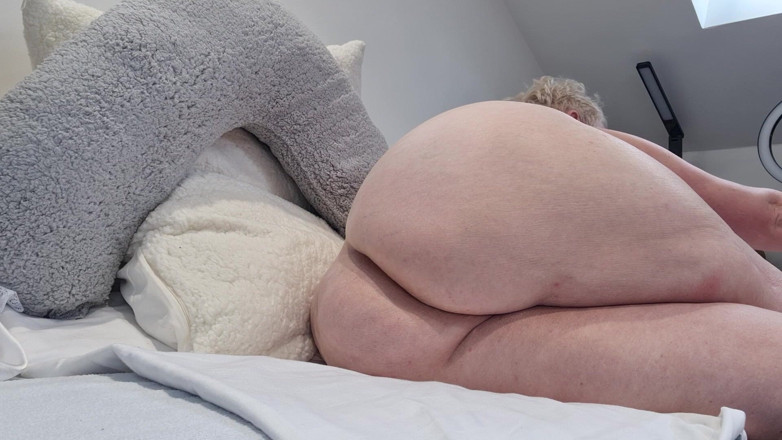 Uk Joolz: But Plug and Big Bobbly Toy Play