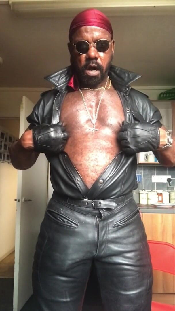 Brodyjayrichardson: Preto fumante musculoso papai brinca com mamilo