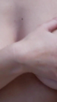 私の非常にローカットのドレスでオーガズム