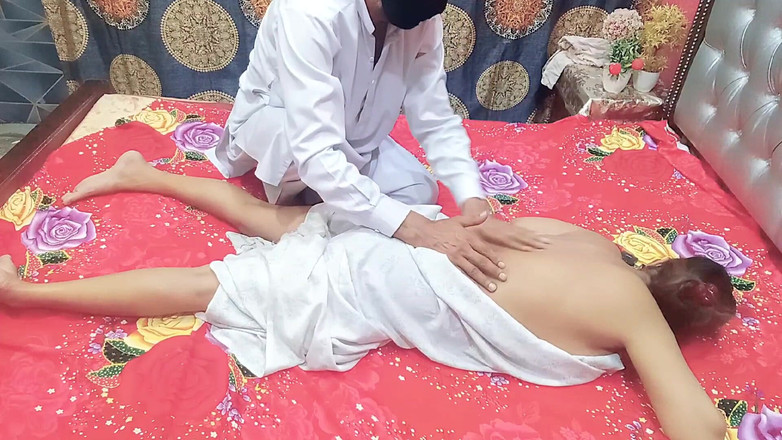 MehwishButt: Eine indische desi-MILF rief den Masseur für eine Massage, und...