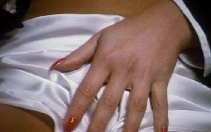 Inhonorof porn: Kelly Trump is Mata Hari: Masturbuje před svým vězni a...