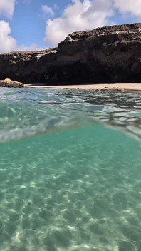 Una MILF Nuda Che Nuota Con Un Plug Anale Sott'acqua