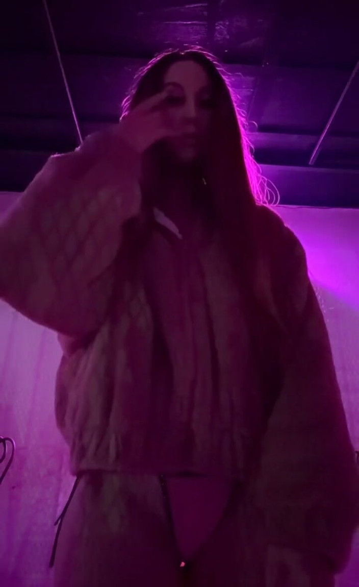 Artemisia Love: Jeden papieros w bikini i kurtce w klubie