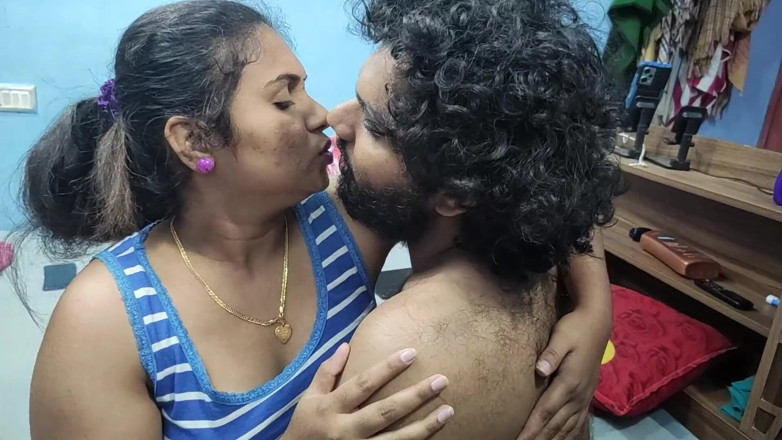Vaishnavysharunraj: 继妹 shimmy 脱除和热辣的胸部吮吸