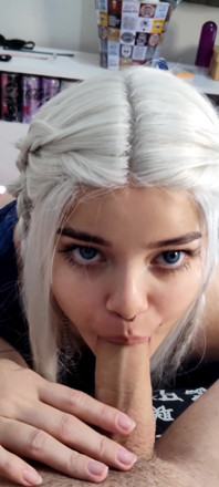 Ma Blonde Aux Cheveux Blancs Donne Une Gorge Profonde Parfaite