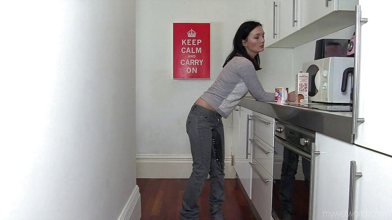 Faye Taylor: Jeans grigi in cucina