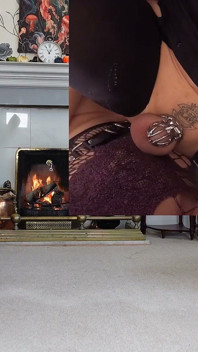 Femdom, pegging au bord du feu - baise amateur avec gode ceinture