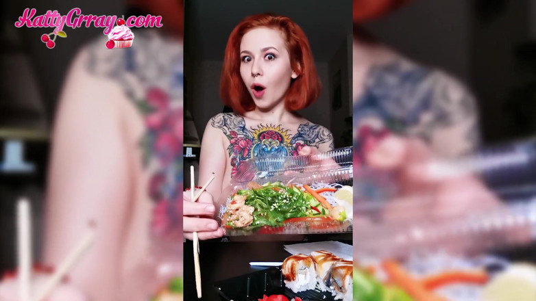 Katty Grray: 魅力的な大きなおっぱいの赤ん坊は裸で寿司を食べる - ソフトエロチカ
