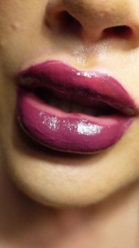 Lápiz labial y escupir provoca
