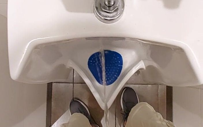 CosmicKastaway: Tar en Piss på en Urinal