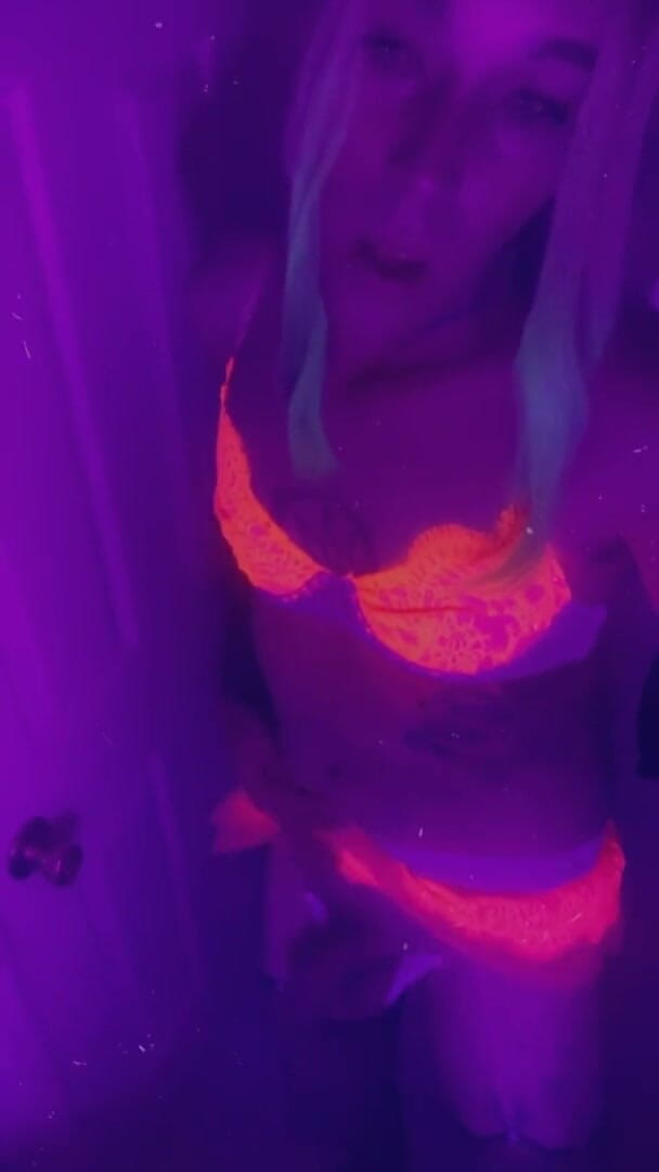 CarmenMelatonin: Roze rave meisje wil spelen