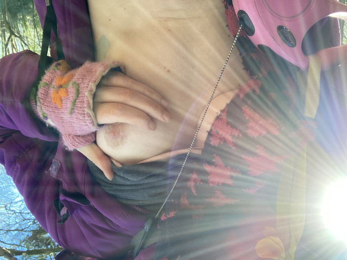 MistressWriggler: 欲火中烧的继熟女一边走一边拉下裤子，在一条热门的旅游路线上玩弄她的阴户