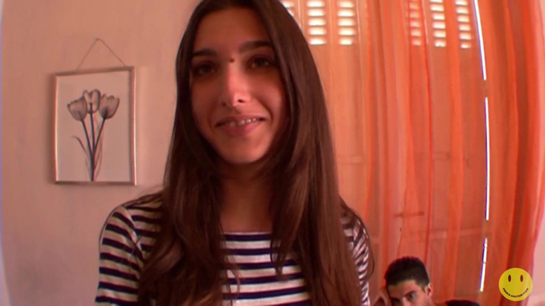 French Amateur Porn: とてもかわいいスリムなフランスの素人がソファで犯されました