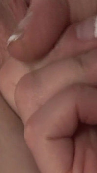 La bionda divora la figa bagnata della mora in un gioco lesbo bollente
