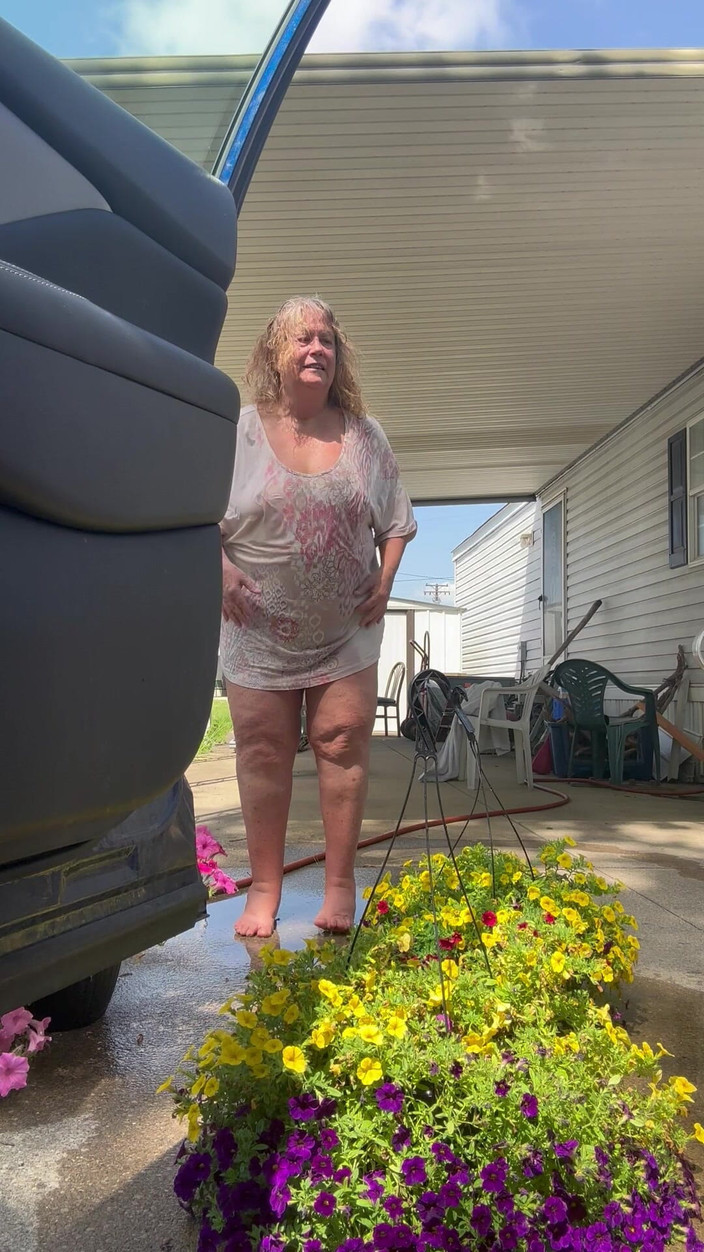 Big Ass 4 U: Regando flores mostrando peitos e bunda