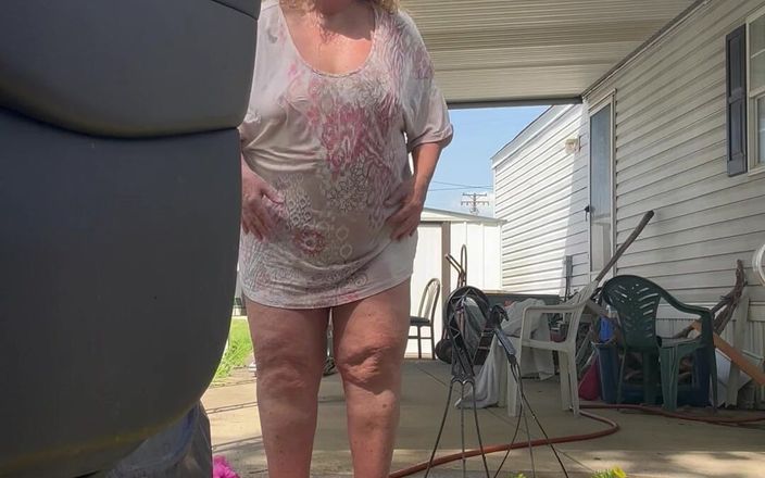 Big Ass 4 U: Regando flores mostrando tetas y culo