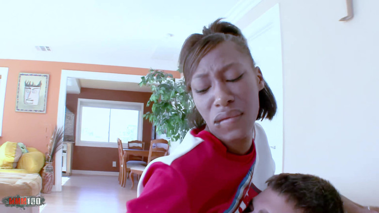 Porn-World: Nevaeh givens verführt den älteren papi ihrer freundin in interracial uniform