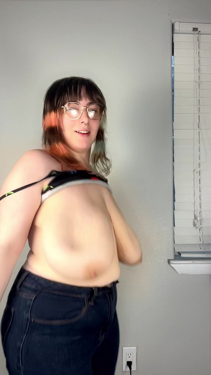 Mushroombitchx: Milf met grote tieten springt in het rond