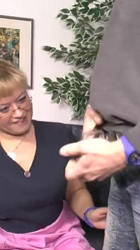 Une grosse MILF blonde se fait lécher... Éjaculation dans la bouche