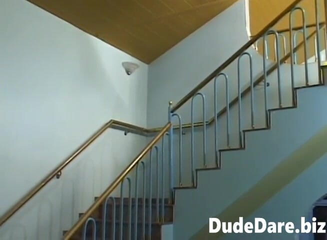 DudeDare: Yaramaz eşcinsel adamlar havalı bir ev partisinde oldukça sert sikişiyor