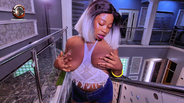 Tusweet9ja: 階段で立ってるおっぱいのトマを叩く