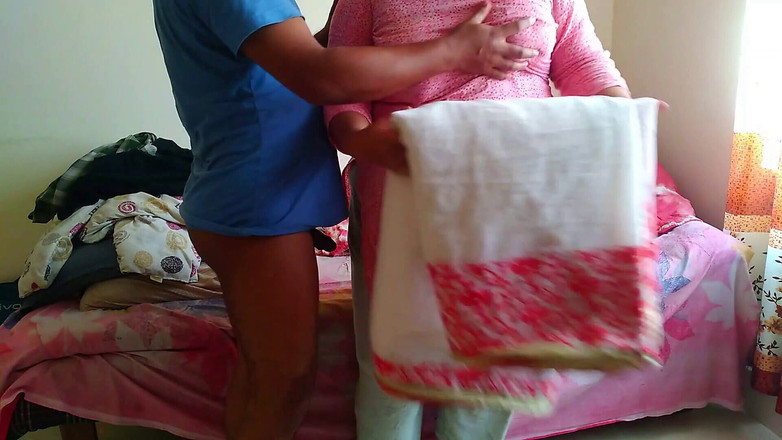 Aria Mia: Намагаюся мою смачну пизду та величезні цицьки в її спальні, поки вона пакує одяг - романтичний трах і сперма