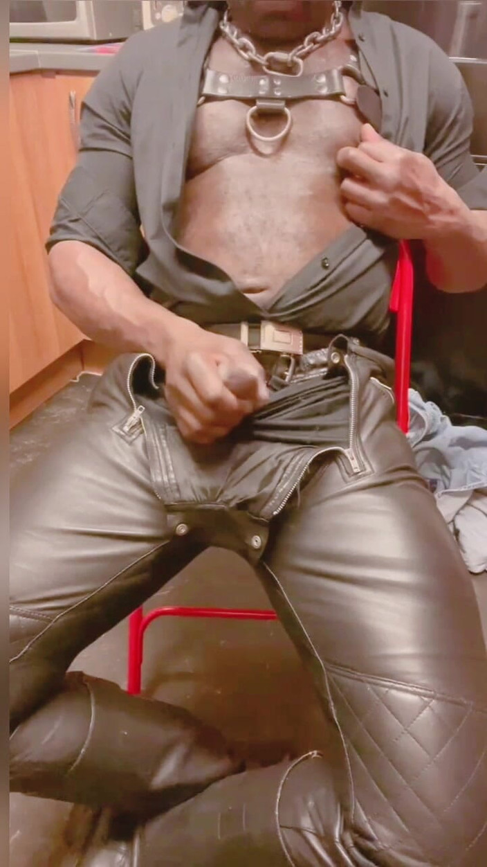 Black mature kinky muscle: Läder muskel styvfar solo titplay